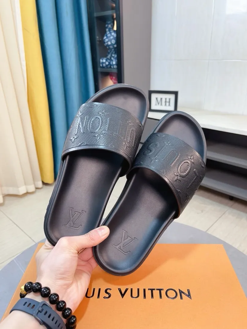 Ex-factory price 320🌹🌹 (lv-Louis Vuitton) new men's sandals, high-end boutique, exquisite embossed logo decoration on the upper, fine workmanship, super soft soles, casual, loose and comfortable, a must-have in summer! \nsize：38-44